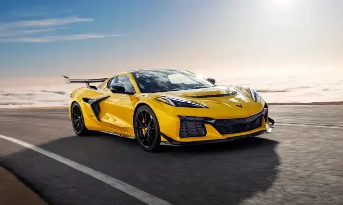 2025年型シボレー コルベット ZR1 スーパーカーのサーキットでの正面図
