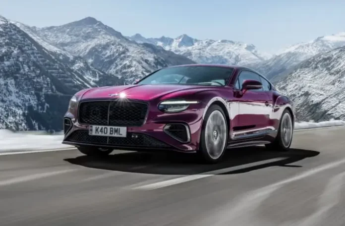Bentley Continental GT 2026 года едет по живописной горной дороге