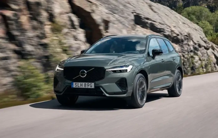 아름다운 산악 풍경 속에 주차된 2026년형 볼보 XC60 고급 SUV, 프리미엄 디자인과 하이브리드 성능 선보여